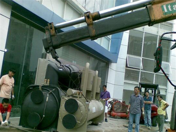 秦皇岛市随车吊和汽车吊的核心区别是什么？哪种更省钱？